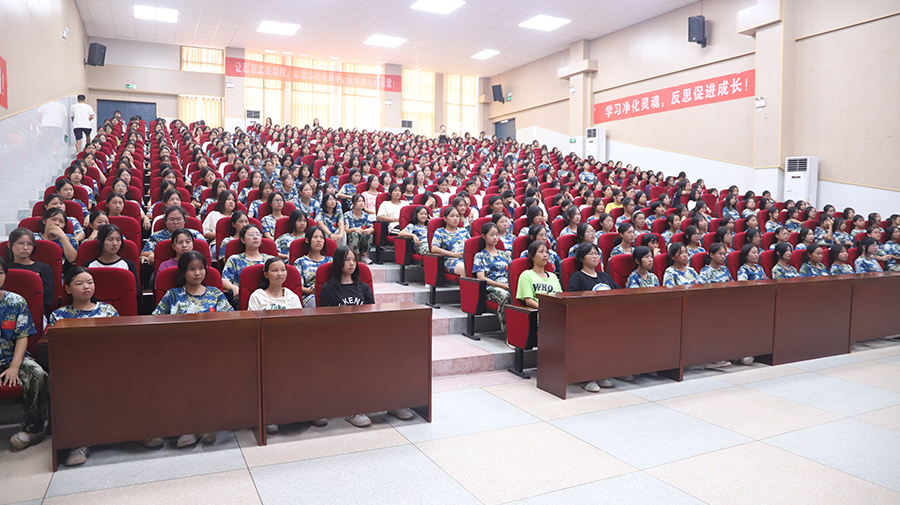 時(shí)光不語，靜待花開——懷化市新晃恒雅高級(jí)中學(xué)舉辦女生青春期健康教育講座